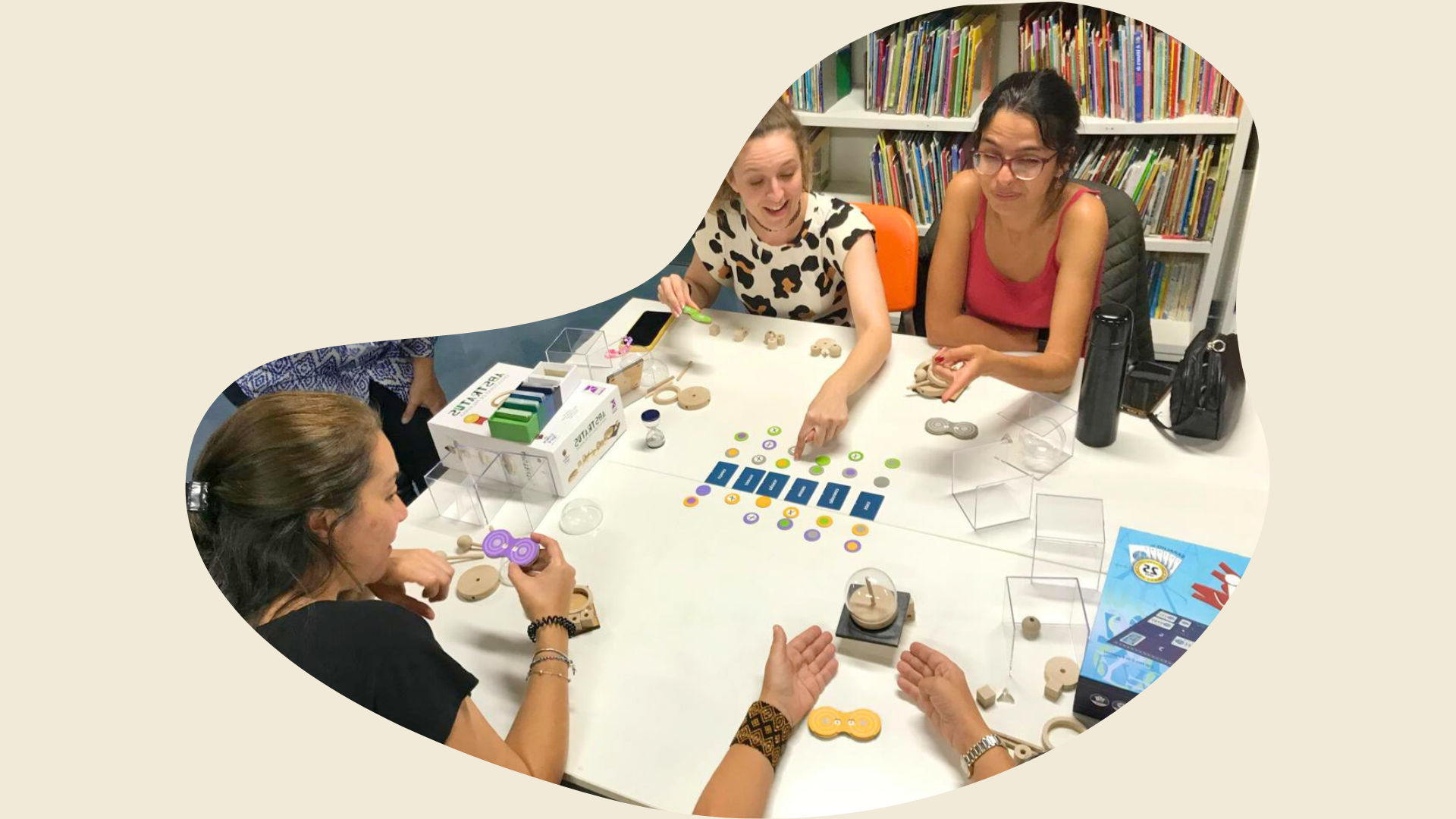 Educadores jogando durante a oficina da Pingo no I